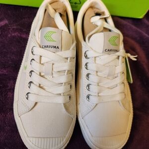 Cariuma Women's White Sneakers Size 5